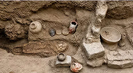 Excavación y vasijas de Ventarrón